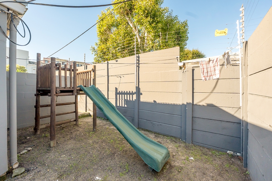 5 Bedroom Property for Sale in Wynberg Upper Western Cape